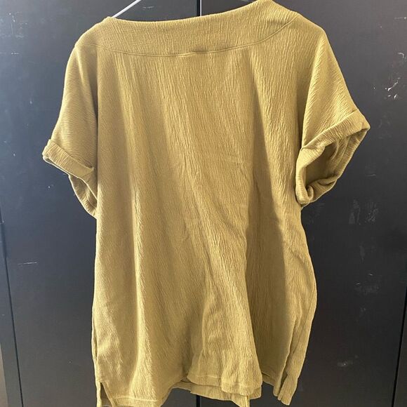 Woman’s Top - Picture 3 of 5